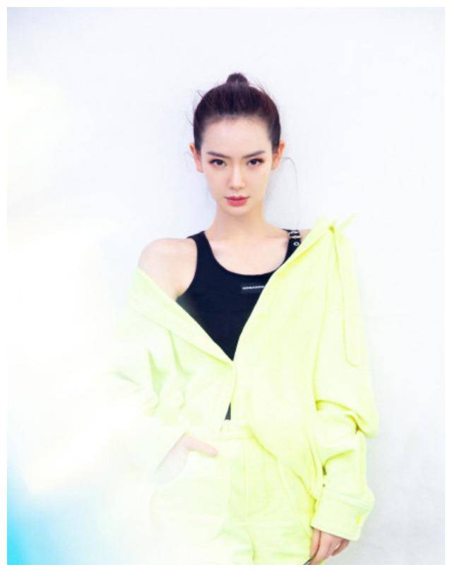 原创2020春日穿搭上新戚薇露肩上衣花样穿搭带你玩转时尚魅力