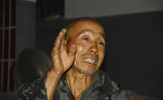 "他有个叔伯侄儿,出去干活了,俺俩给嫂子打电话呢,嫂子一听就哭了,说