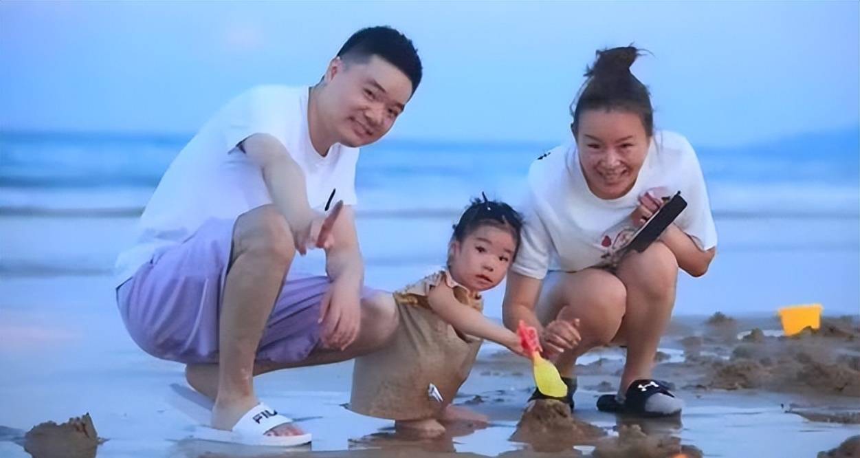 丁俊晖晒全家福妻子韵味十足女儿已4岁潘晓婷40岁仍单身