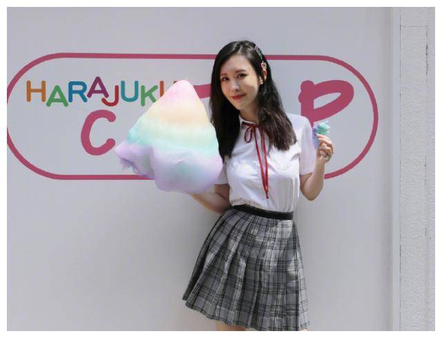 田朴珺一改贵妇风,穿衬衫百褶裙走日系少女风,39嫩成19岁大学生_黑色