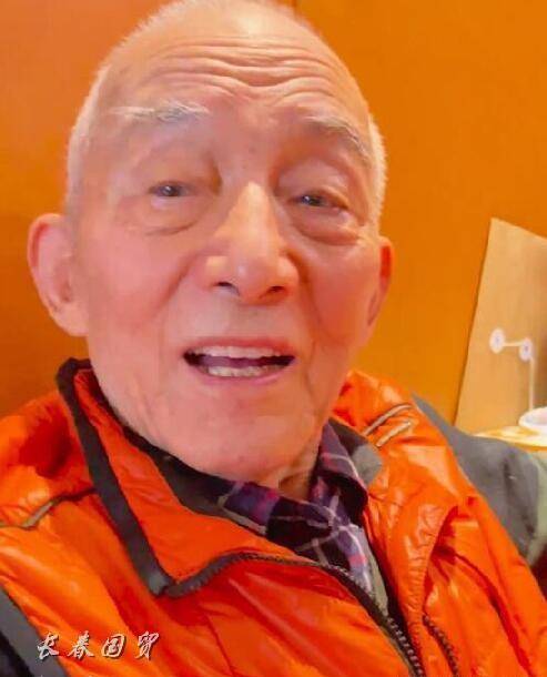 原創88歲濟公遊本昌近照曝光頭髮眉毛全白精神矍鑠氣色好