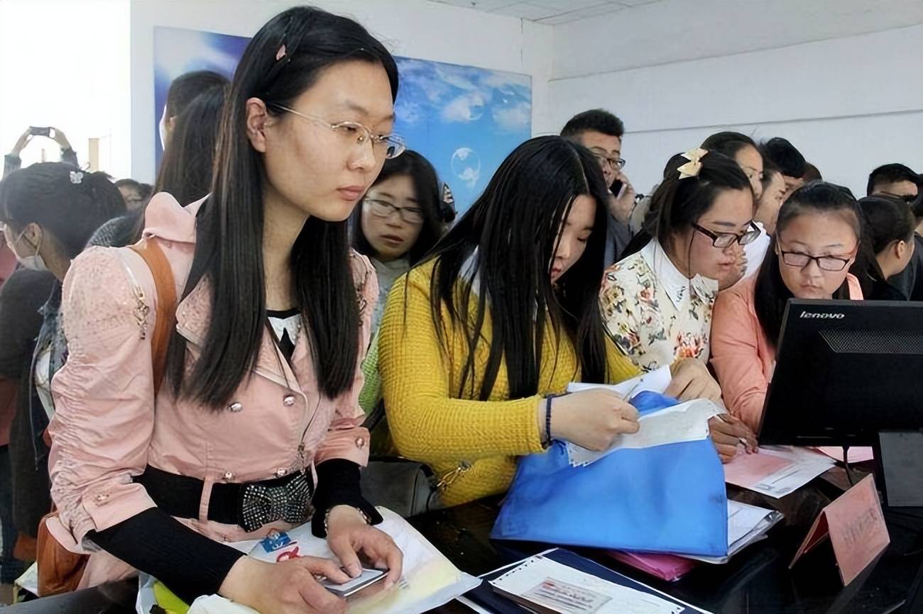 原创让普通上班族羡慕不已停工不停薪的四类职业高学历者居多