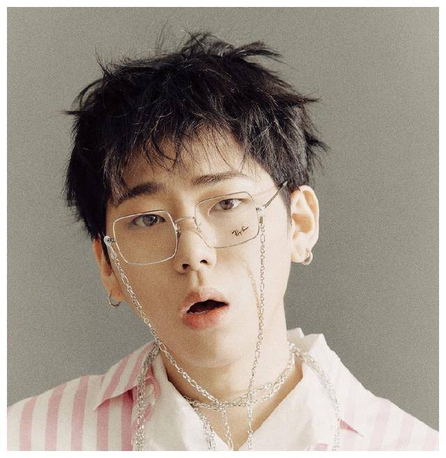 他是韩爱豆"版权富人",穿粉衬衫搭深棕西装裤,长链条眼镜吸睛_禹智皓