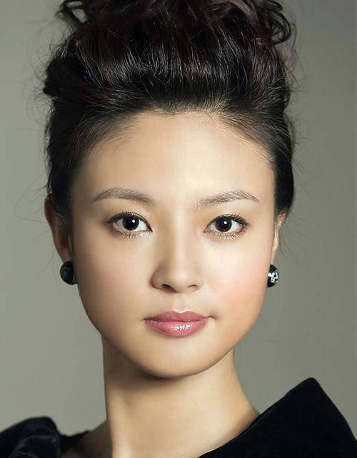 原创刘芳菲近照非常的优雅迷人她已经43岁了婚姻感情尽皆成谜