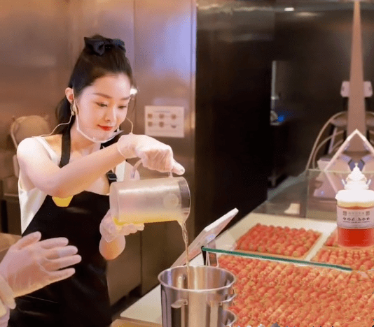 原创宋轶做奶茶被粉丝偶遇看到路人镜头下的她颜值是真实存在的吗