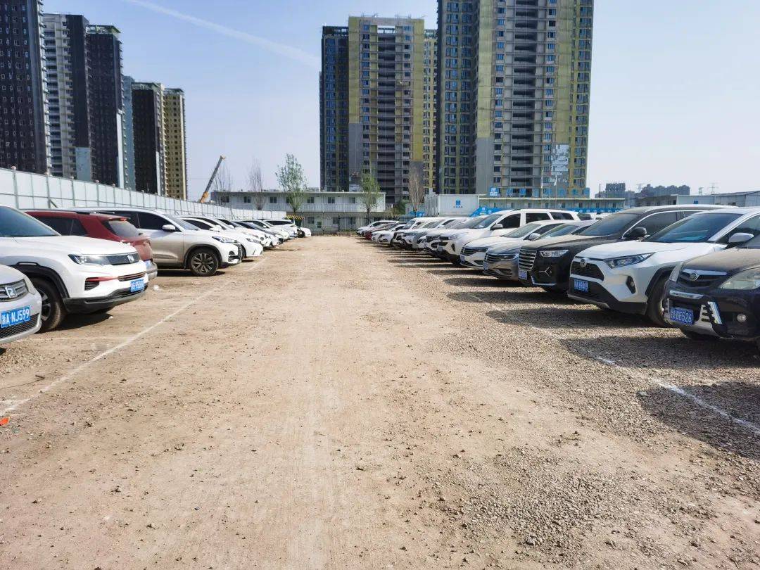 利用项目内暂未施工空地进行场地平整,临时车位施划,修建临时停车场供