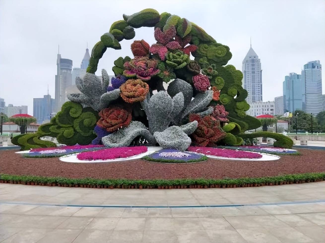 而花朵则采取圆雕的形式,这些不同的呈现方式使得花坛的效果更加丰富