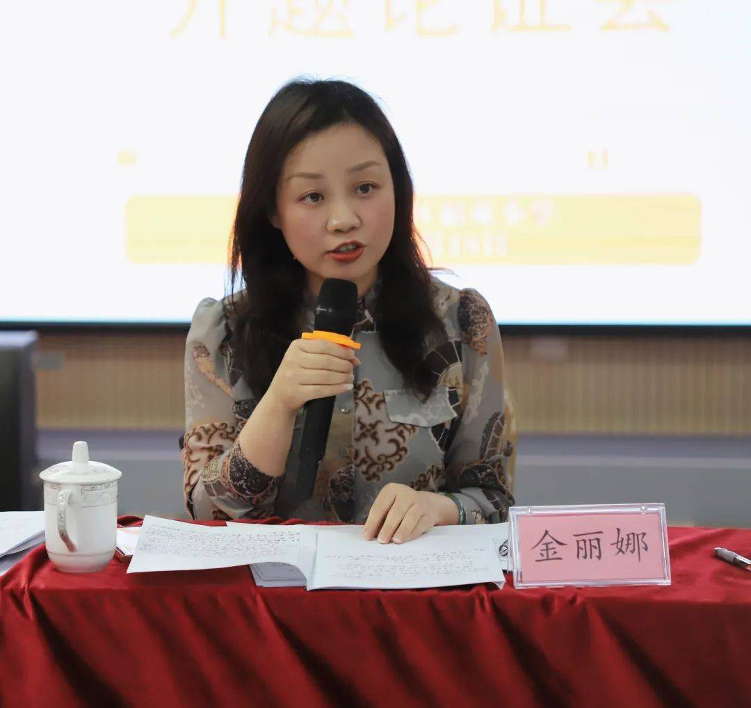 就蒋老师的课题,谭春兰主任指出课题研究的主体可以进一步再聚焦,可