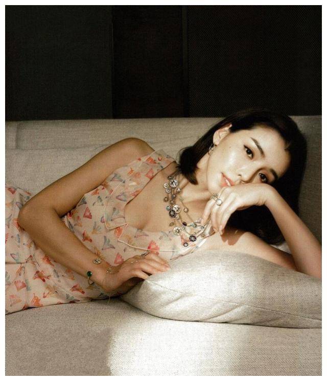 原创李毓芬这回翻车穿廓形风衣秒变矮胖子初春穿搭可别学