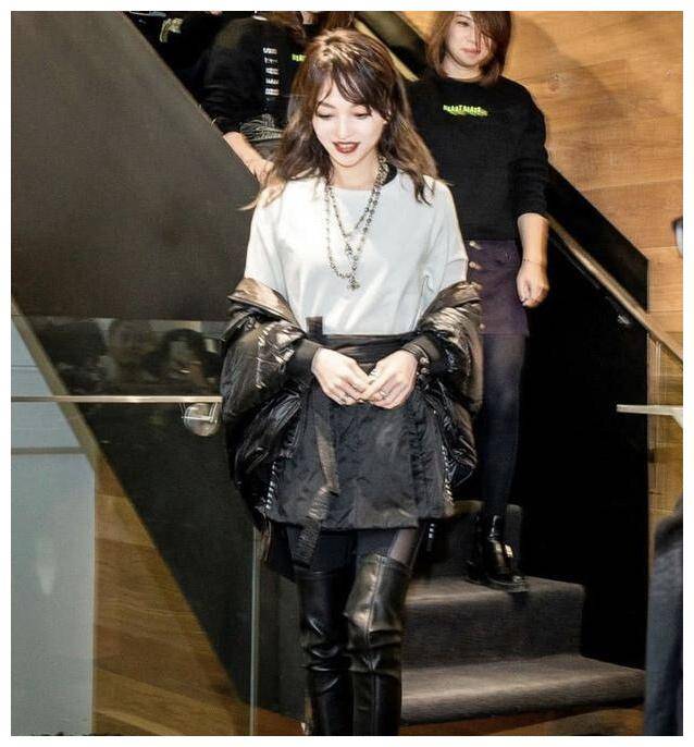 张韶涵复出更"敢露",旗袍袖子只穿一边,藏不住的好身材_整体_红色