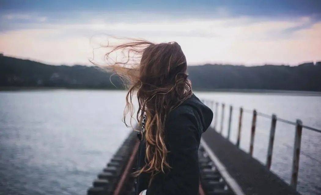 情感疏离保持距离是不想被他人的期待绑架不要用冷漠推开爱与温暖