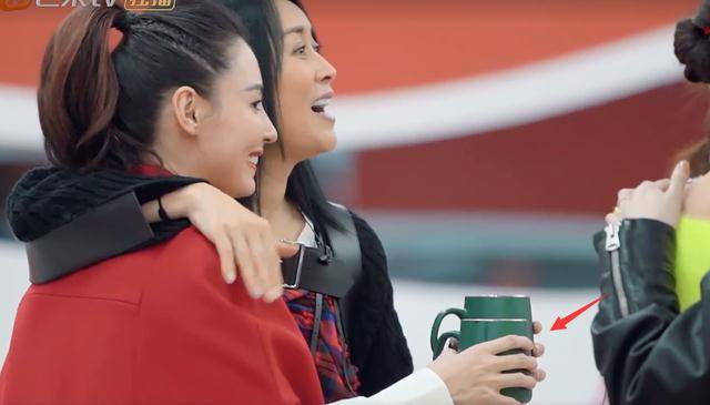 张柏芝和那英互动拥抱,卑微碰杯,那英下一秒举动情商真高_节目_姐姐