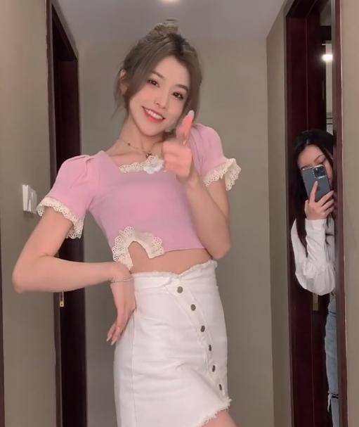 刘思瑶为证脸型完美,刻意与闺蜜拍视频,双手捂腮才挤出锥子脸_方脸_两