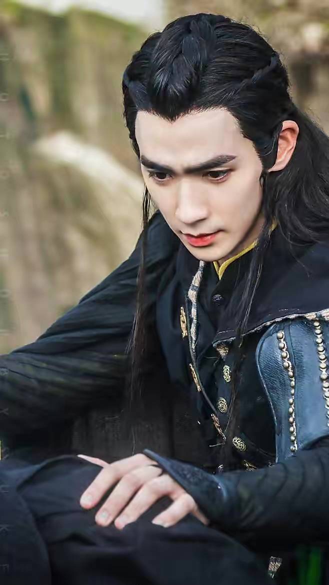 一龙一人分饰三角,一个是温文儒雅的教师沈巍,一个是霸气侧漏的黑袍使