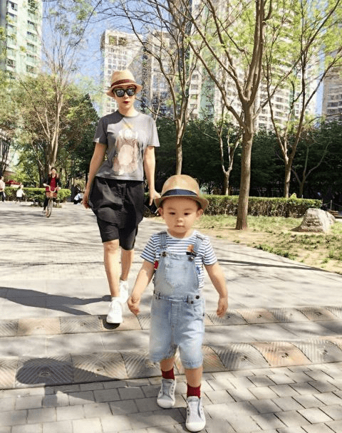 保剑锋一家走机场妻子穿牛仔裤挎在胯上气质颜值都配不上他