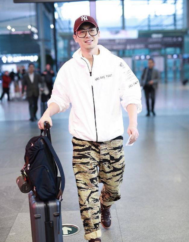 朱亚文夫妇罕见同框他为凹造型不系鞋带沈佳妮牛仔裤洞好大