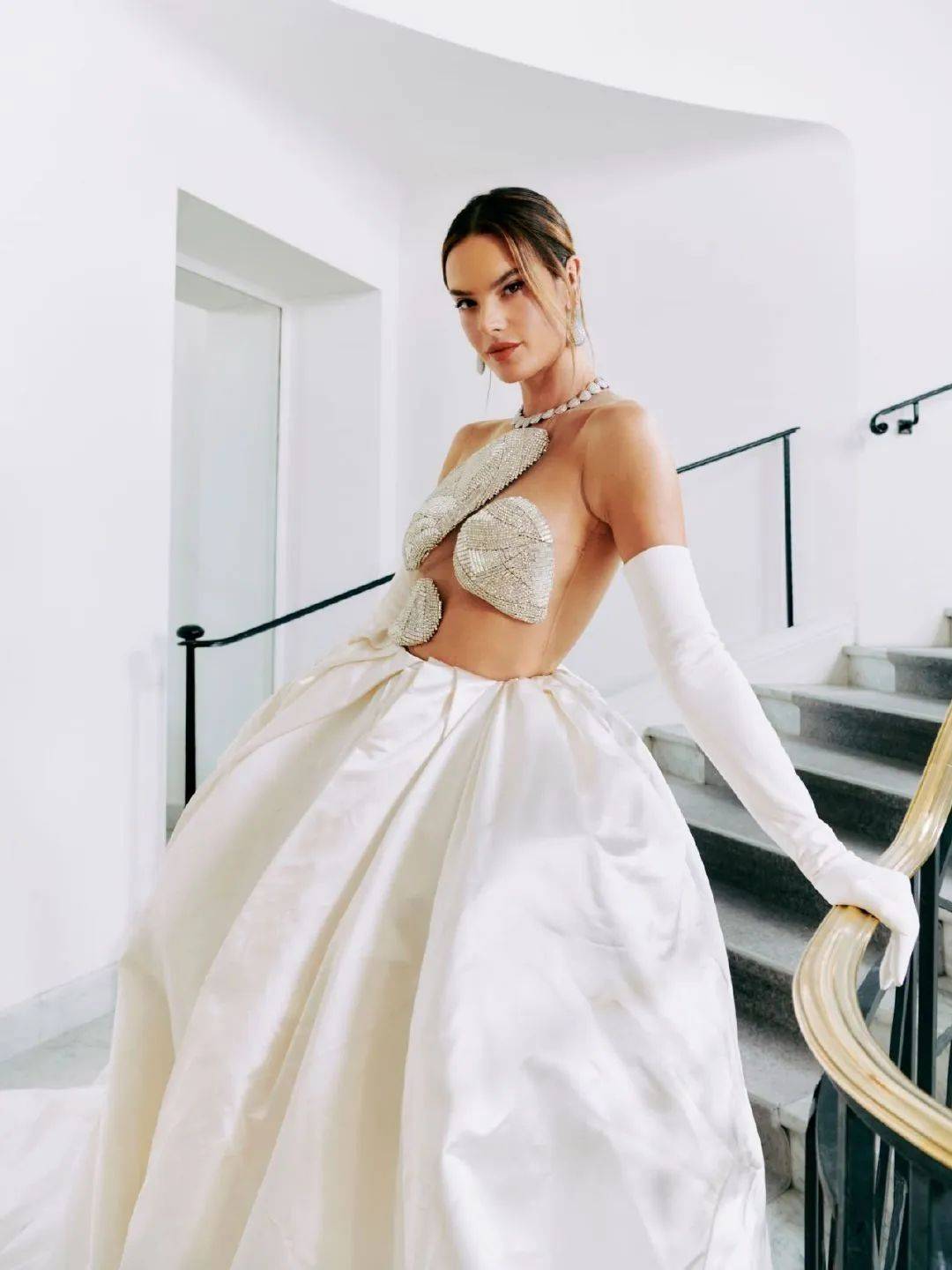 巴西超模aa炸红毯美人鱼式长裙惊艳全场