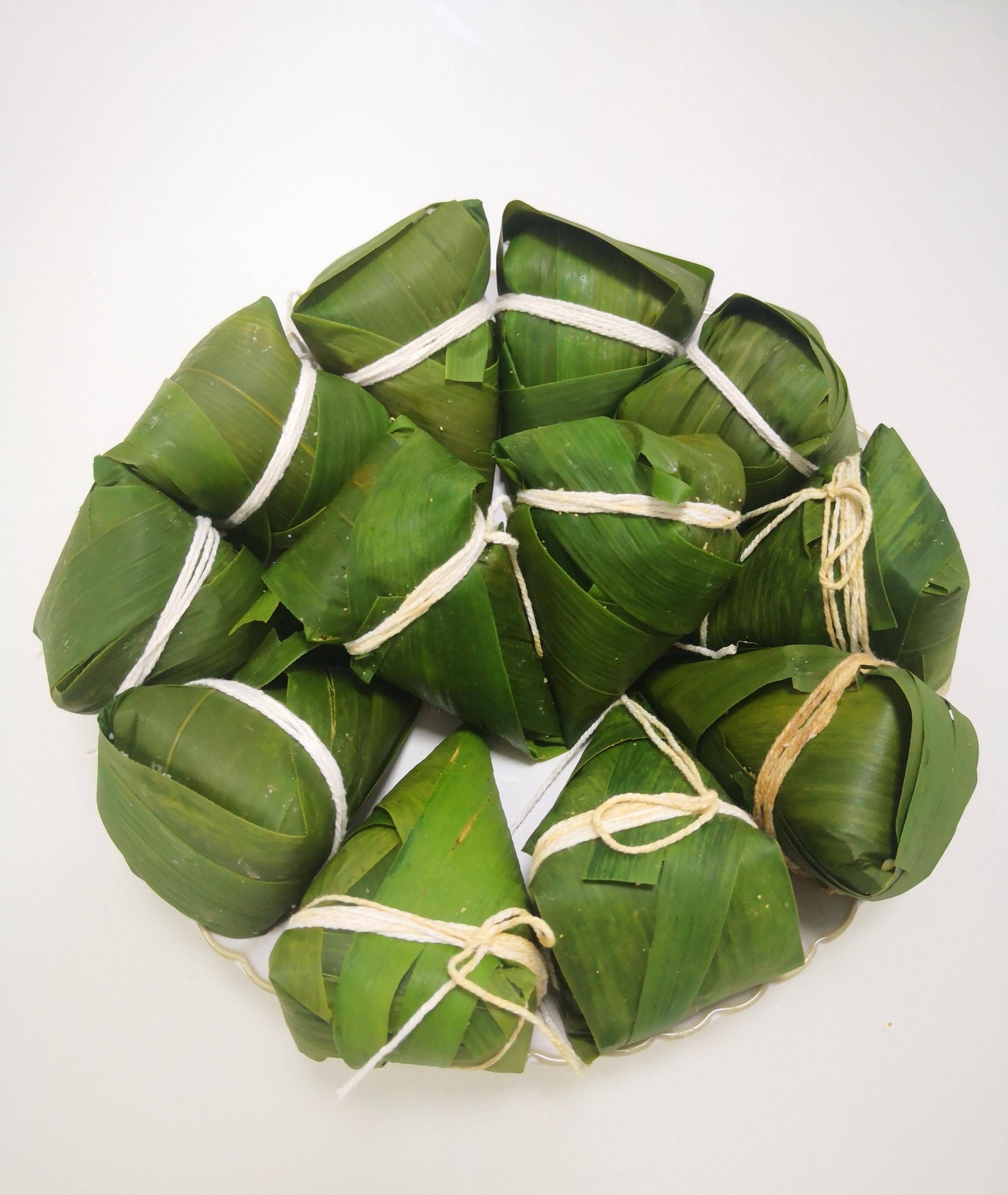 糯米蒸制而成的食品,主要食材有糯米还可以搭配各种馅料,用竹叶,箬叶