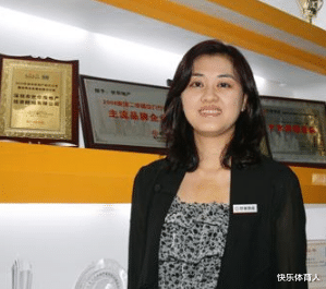 虽然两人有着近30岁的年龄差,李东红的父母也极力反对两人交往,可是