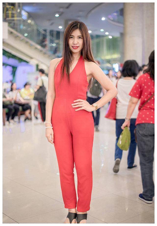 原创泰国街拍时尚潮人红包式穿搭时尚喜庆白衬黑裙清纯学生装