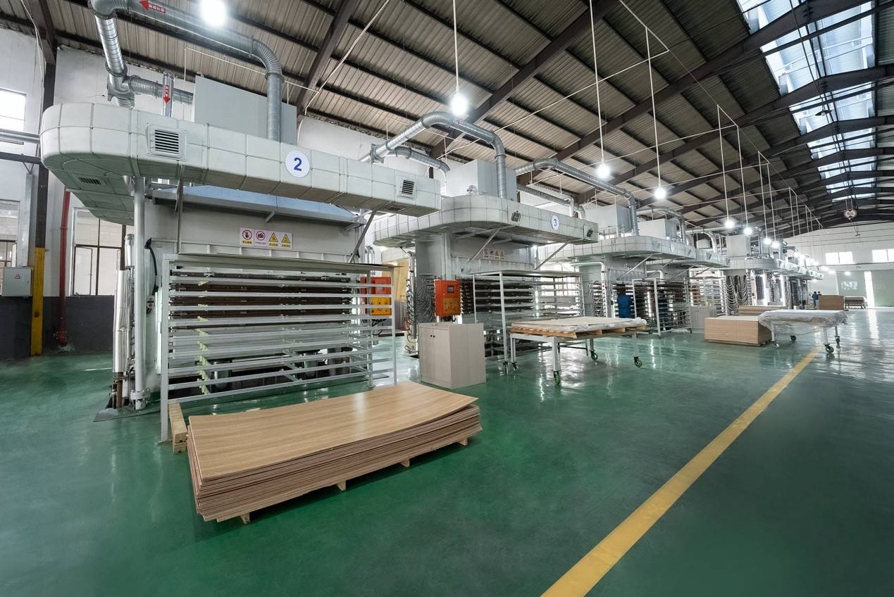 对处于产业链中游的人造板生产加工企业,绿色制造生产力和规模化产能