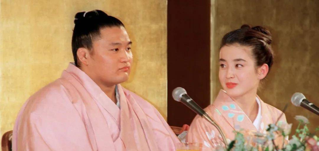 的第二年,宫泽理惠召开记者会宣布,自己要和著名的相扑选手贵花田结婚