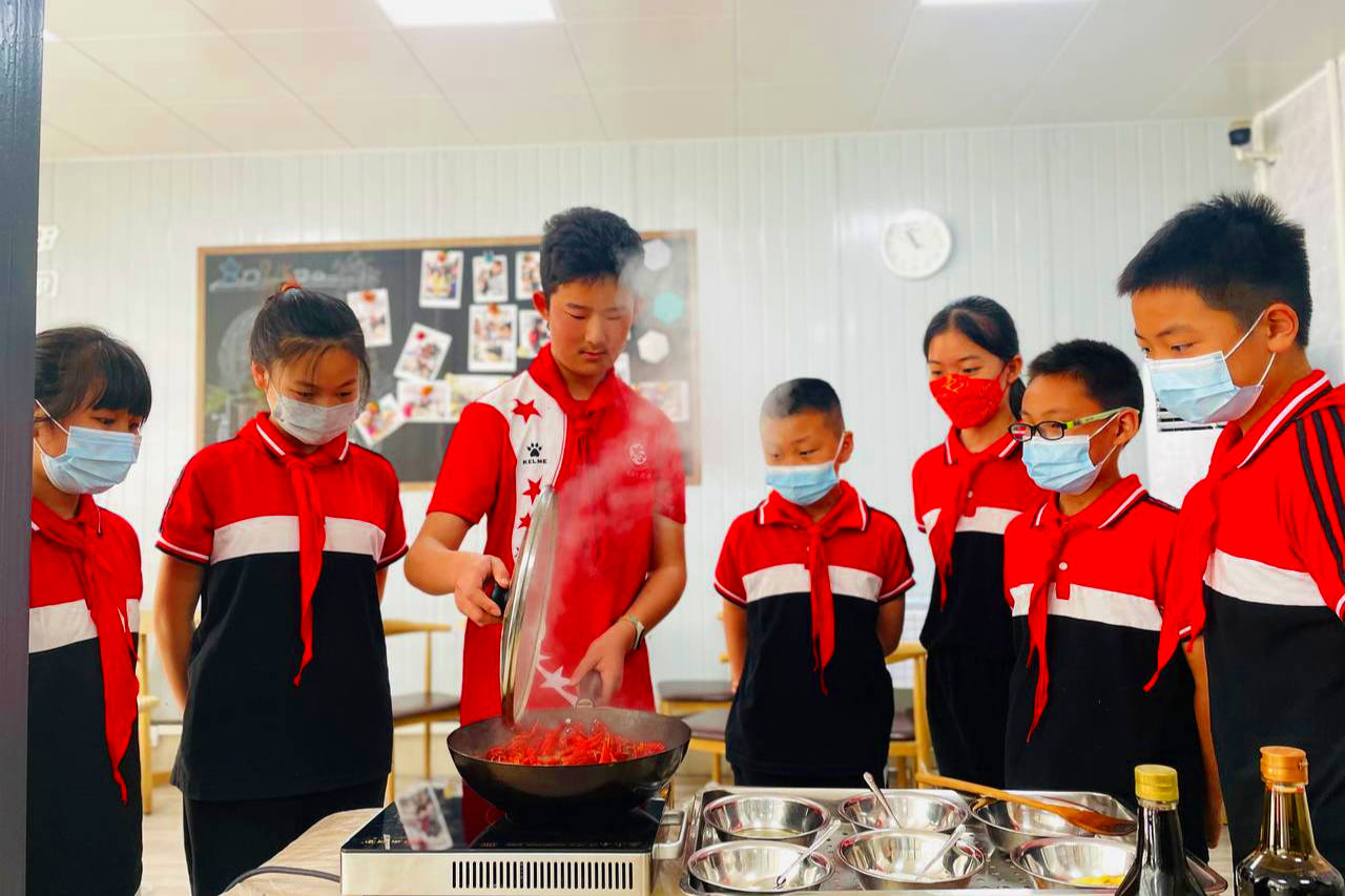 原创劳动实践课武汉市江汉区邬家墩小学校园里出大厨