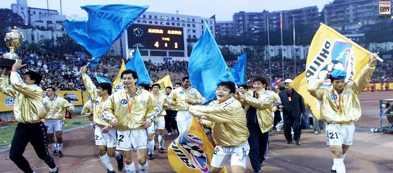 到了1998年,除了前卫寰岛征战甲a联赛以外,陈亦明执教的重庆红岩队也