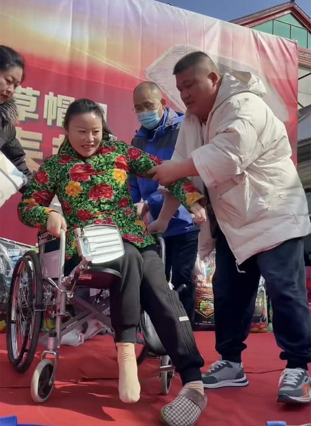 原创草帽姐再行善举携一家人为残疾儿童捐物出道十年共捐款500万