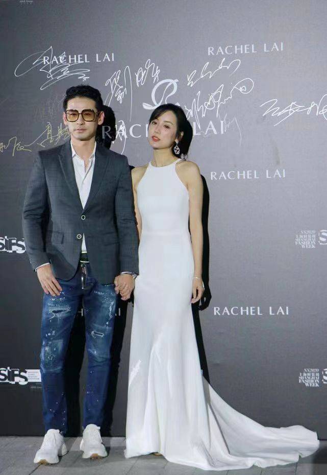 吕一夫妇秀场秀恩爱丈夫精英范十足很时髦她穿挂脖裙太知性