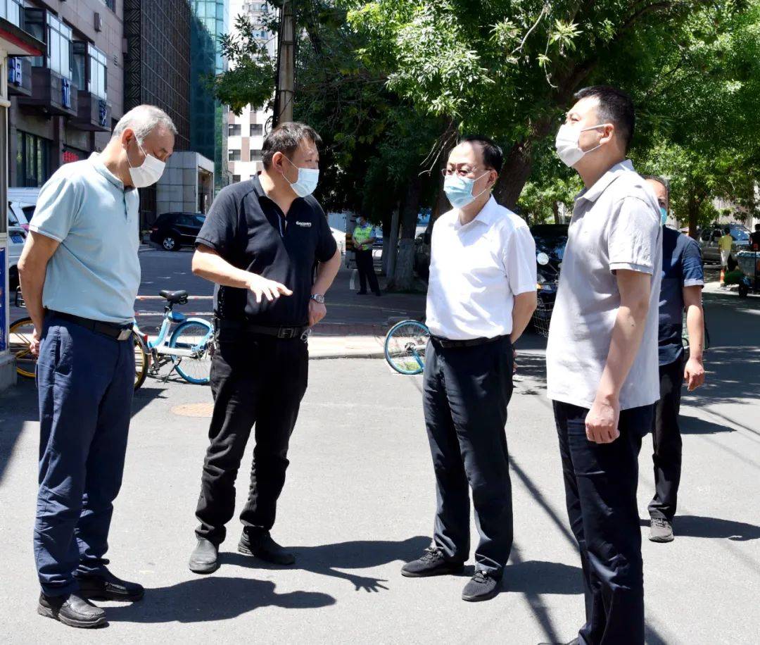 市国资委党委书记主任张勇到食品集团防疫重点区域居民物资保障供应点