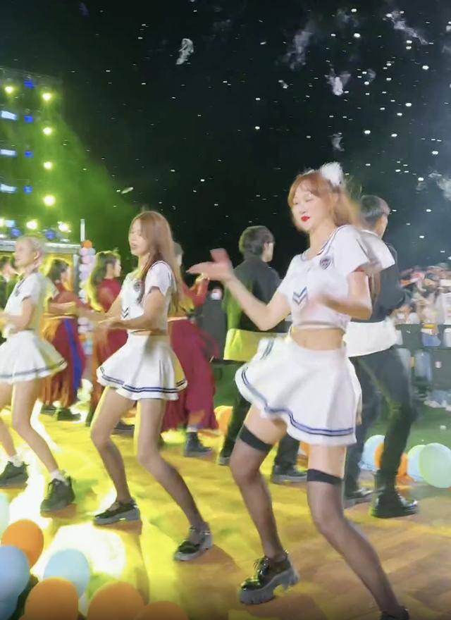 7名女子穿短裙在舞台跳舞,被男顾客拍裙底,引发网友热议_美女_女生