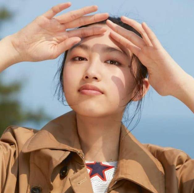 任达华14岁女儿登杂志封面，身高180气质超群，堪称最美星二代