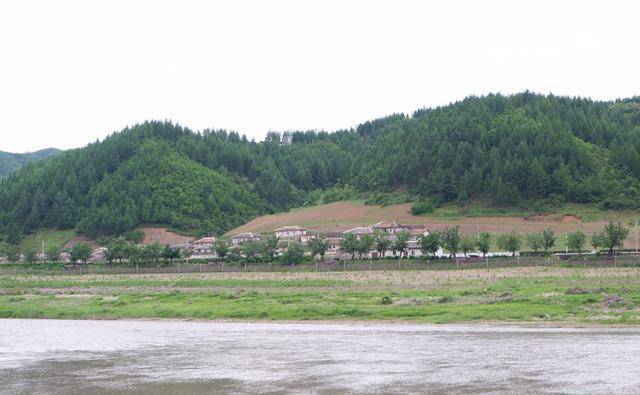 中朝边境城市，河对岸就是朝鲜，山上树木全部砍光防止朝鲜人偷渡