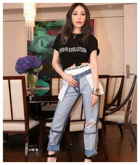 原创40岁萧亚轩又作妖穿西装一颗扣都不系赚足眼球别说还挺时尚