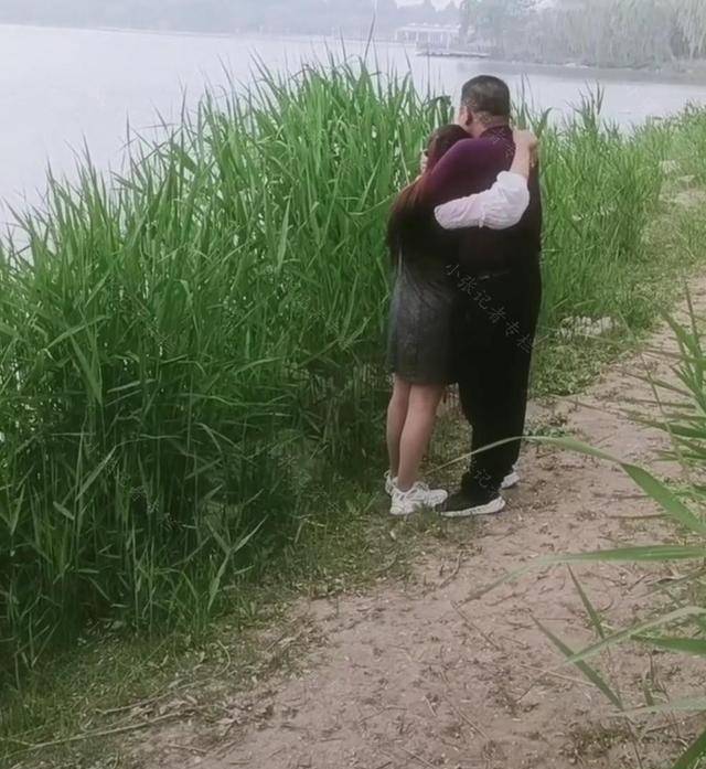 原创江西一小河边一对中年夫妻亲密搂抱完全不顾及他人眼光