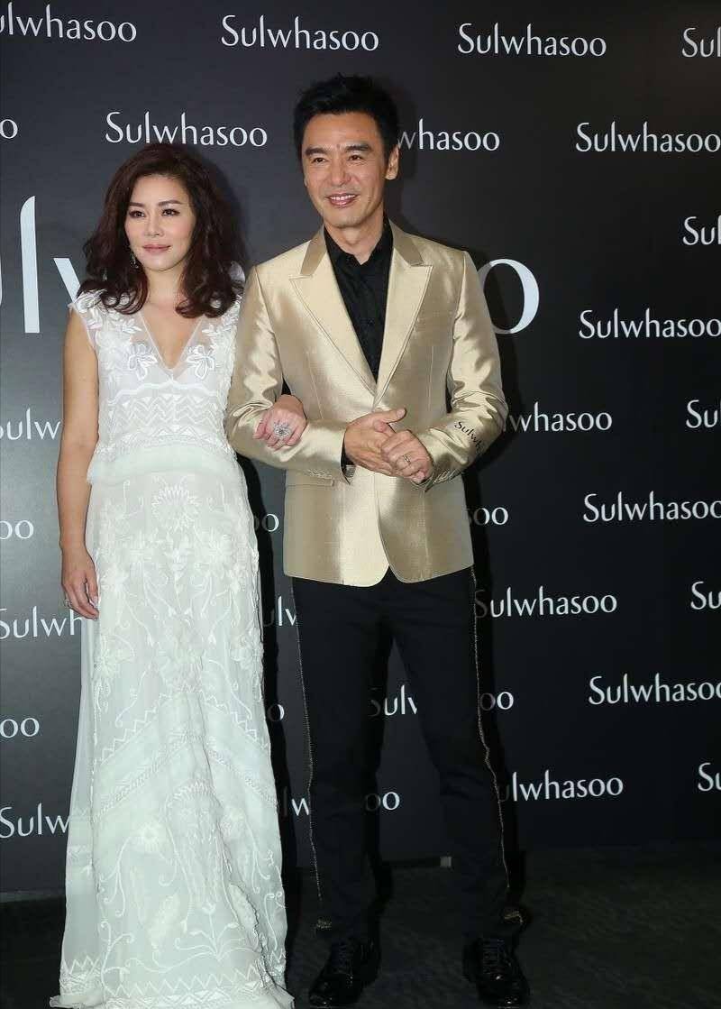 钟镇涛和12岁娇妻罕见合体,红裙打扮女人味十足,看起来像两代人_范姜