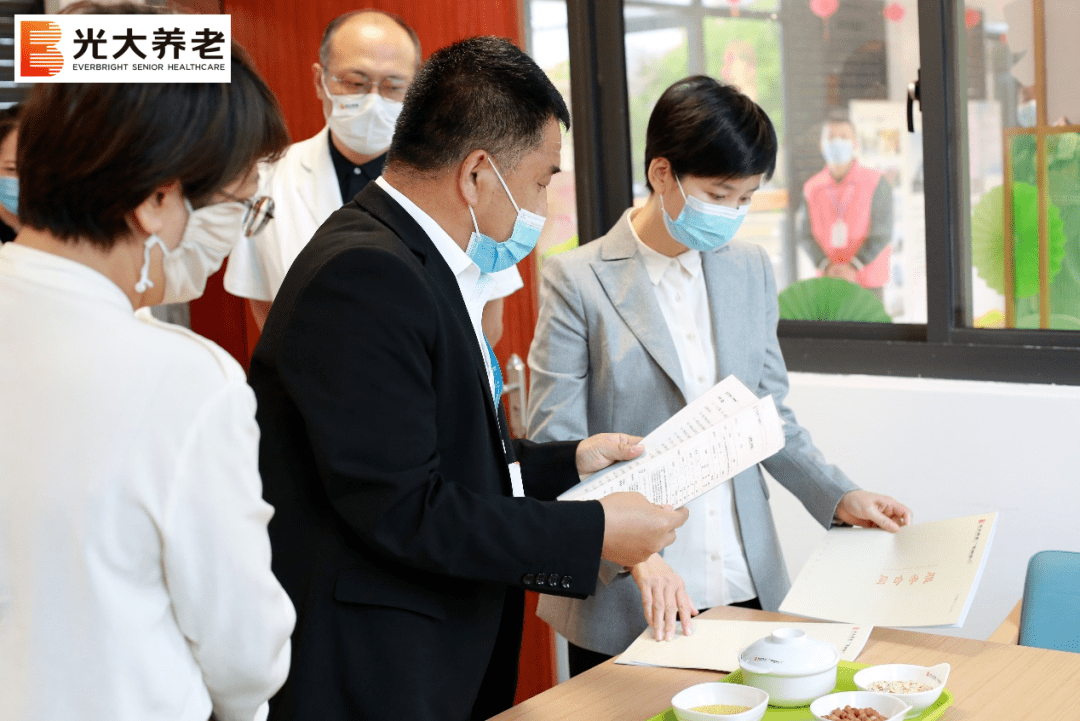 浙江省台州市副市长章月燕莅临光大百龄帮台州养老院调研
