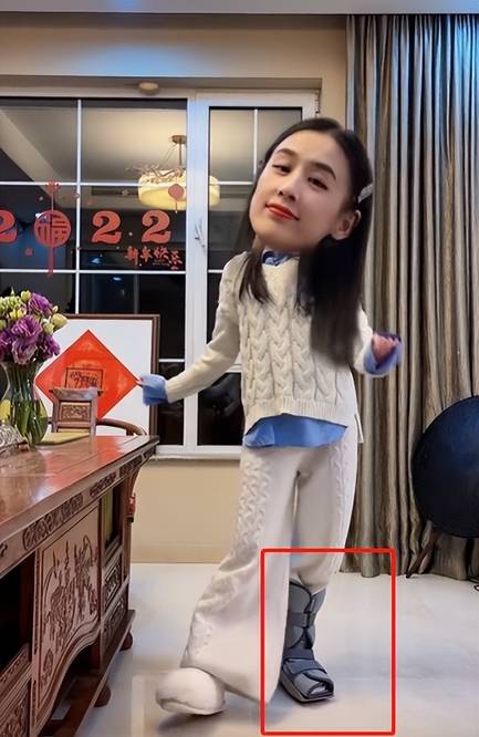 黄圣依掀起上衣街边跳舞!