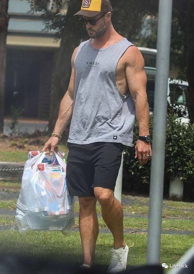 39岁锤哥全果镜头首次曝光:蜜桃臀惨被打码,太犯规了_身材_肌肉_网友