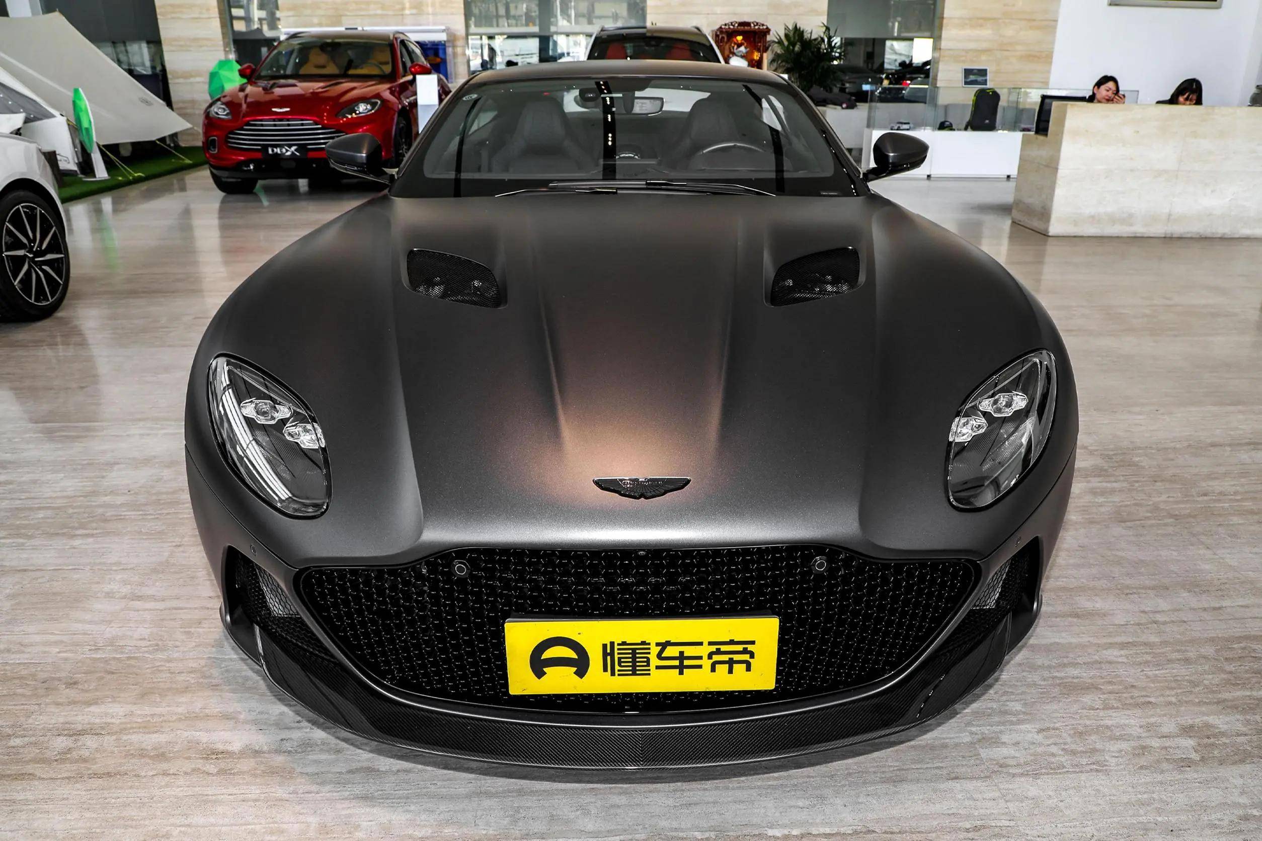 西装暴徒之王，阿斯顿·马丁DBS配5.2T V12发动机，售价400.8万起