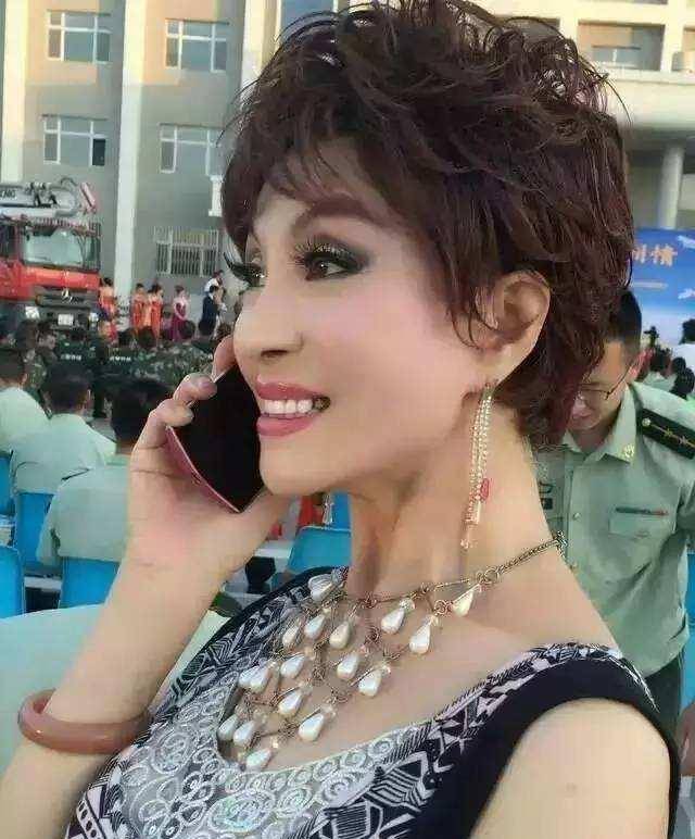 5年抗癌,6次化疗,上手术台都要化妆的她,如今64岁活成女神模样_樊丽君