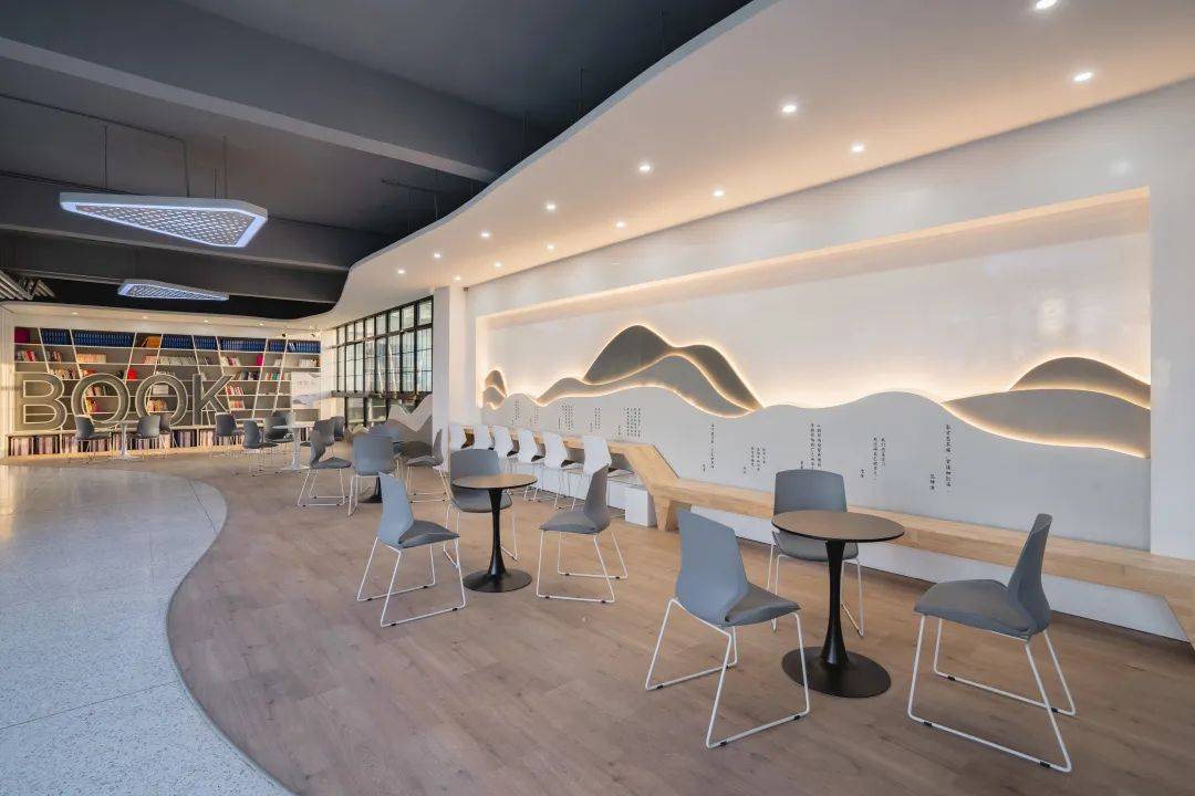 现代,明亮的四季大厅,成为学校最为亮眼的会客厅,以此展示学校创新季