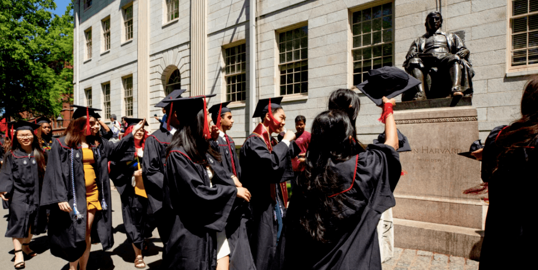 哈佛校长2022年毕业演讲：带着激情和热情去拥抱未知世界！