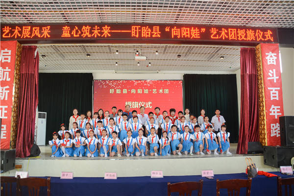 下午三点钟,维桥小学校长程福红带领学生导游李木子, 莫怡 ,赵萌萌,邱