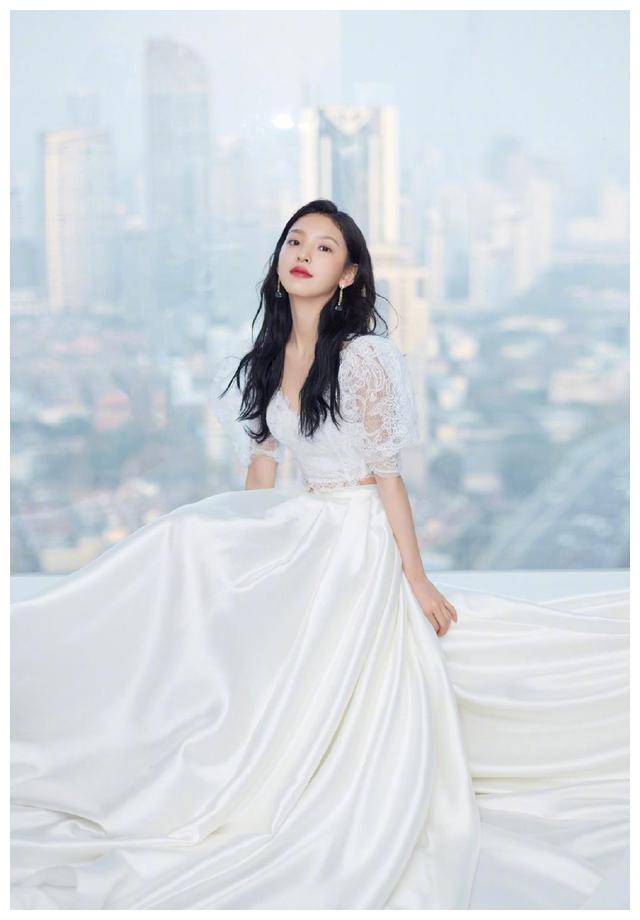 23岁章若楠穿薄纱礼服裙,凹凸感明显女人味足,幸好初恋颜还在_魅力_形