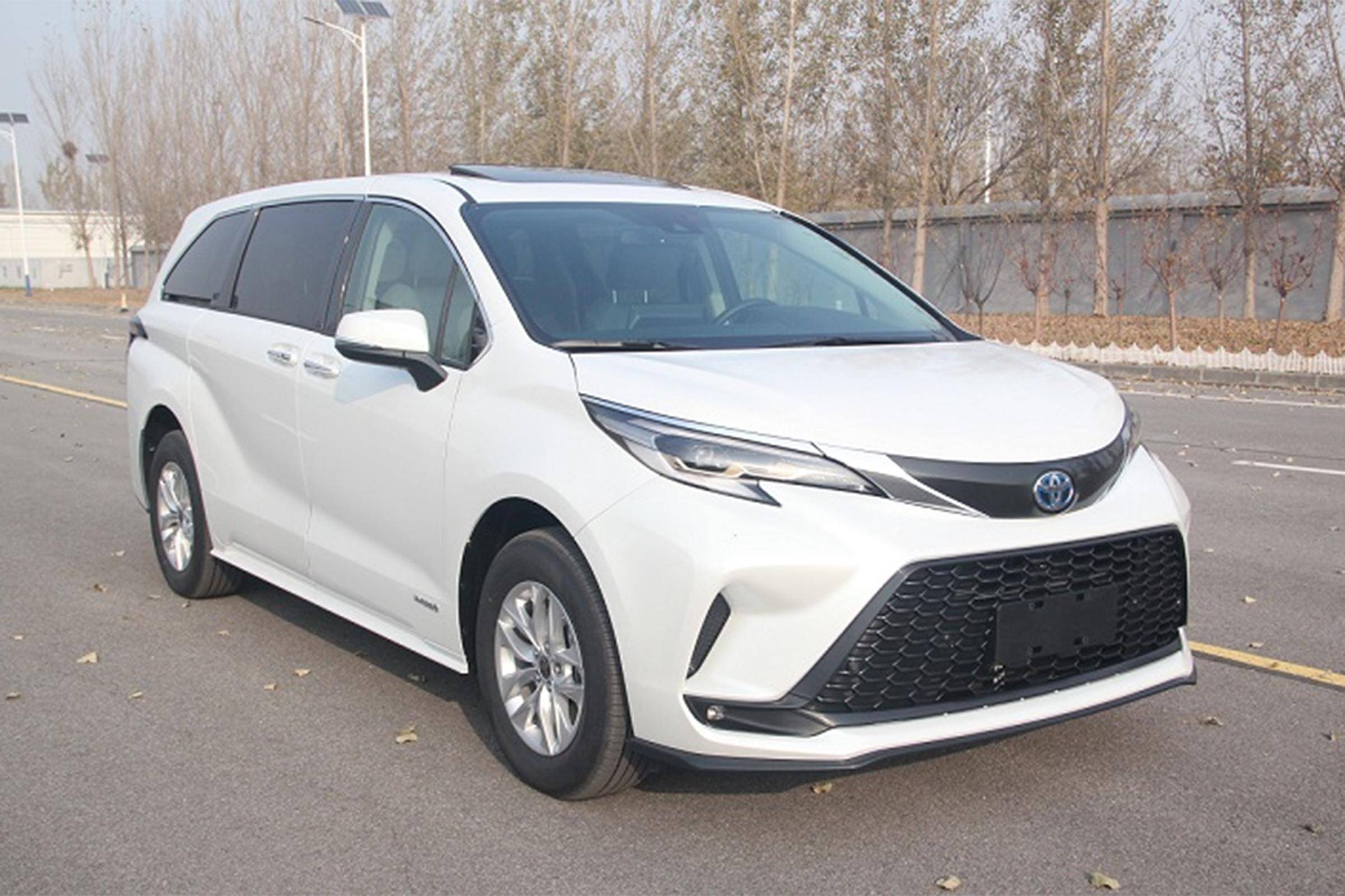 一汽丰田版赛那亮相粤港澳车展定名格瑞维亚主打家用mpv