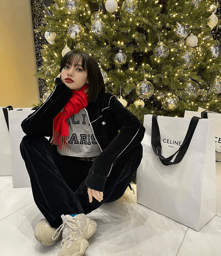 原创lisa更新圣诞节美照被小蛮腰实力抢镜这身材绝了