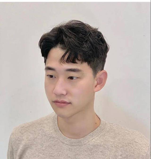 男生在夏季想要更加精神帅气,可以尝试把部分的额头露出来,露额的发型