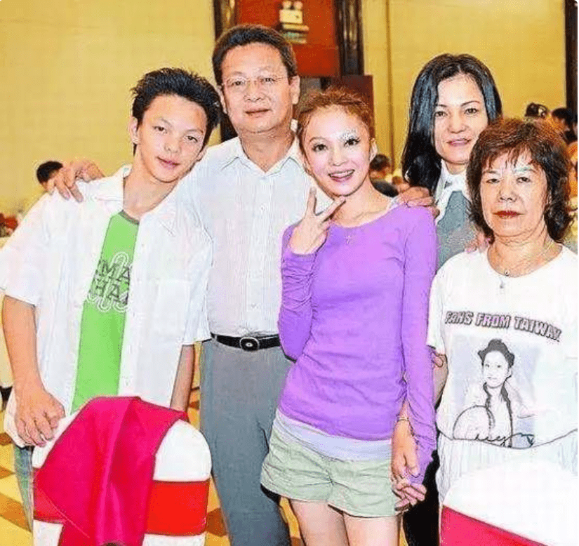 原创张韶涵母亲姜柔伊出轨女儿师弟张镐哲为了钱不惜毁掉女儿